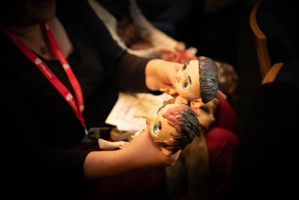 Présentation des marionnettes de Sauvages aux spectateurs déficients visuels venus écouter le film en audiodescription